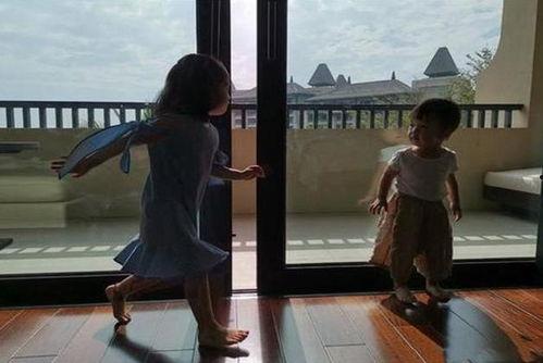 爸爸吃瓜女儿练功,一家人的幸福日常