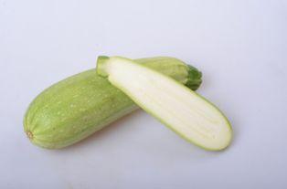 白瓜里面变软可以吃么,白瓜变软后的食用安全解析