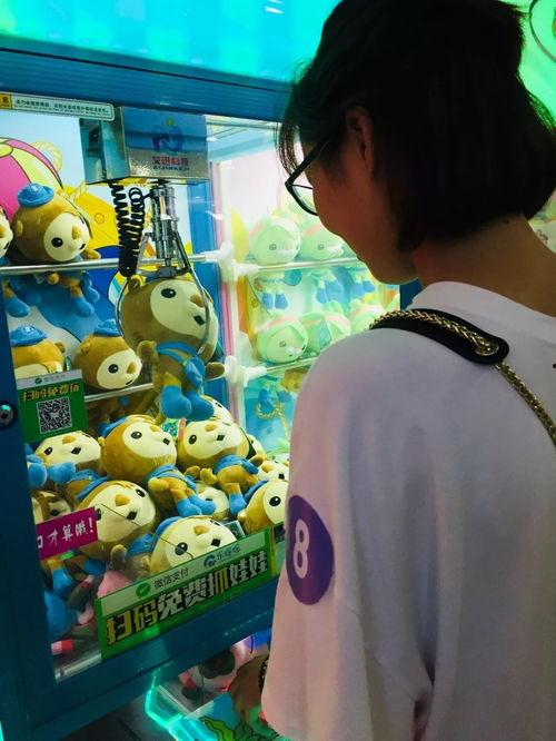 吃瓜群众抓娃娃