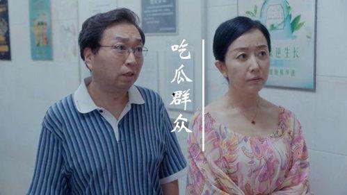 女子吃瓜撞门,意外引发网友热议